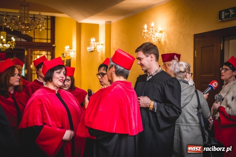 Zdjęcie w galerii na portalu naszraciborz.pl: Ozdobą Ojczyzny są ludzie wykształceni. Raciborska PWSZ uroczyście rozpoczęła rok akademicki  wiadomości z regionu