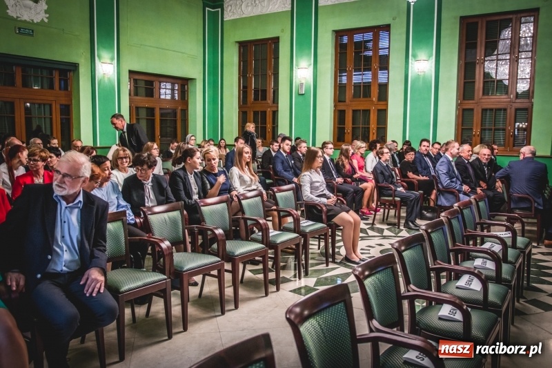 Zdjęcie w galerii na portalu naszraciborz.pl: Ozdobą Ojczyzny są ludzie wykształceni. Raciborska PWSZ uroczyście rozpoczęła rok akademicki  wiadomości z regionu