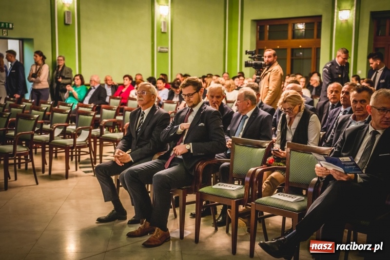 Zdjęcie w galerii na portalu naszraciborz.pl: Ozdobą Ojczyzny są ludzie wykształceni. Raciborska PWSZ uroczyście rozpoczęła rok akademicki  wiadomości z regionu