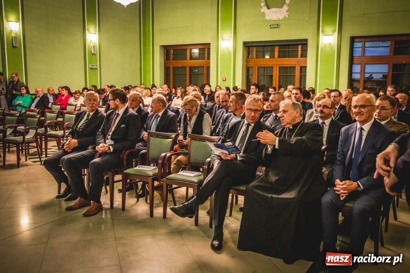 Zdjęcie w galerii na portalu naszraciborz.pl: Ozdobą Ojczyzny są ludzie wykształceni. Raciborska PWSZ uroczyście rozpoczęła rok akademicki  wiadomości z regionu