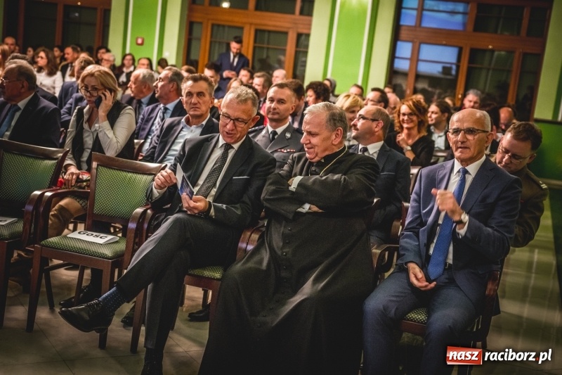 Zdjęcie w galerii na portalu naszraciborz.pl: Ozdobą Ojczyzny są ludzie wykształceni. Raciborska PWSZ uroczyście rozpoczęła rok akademicki  wiadomości z regionu