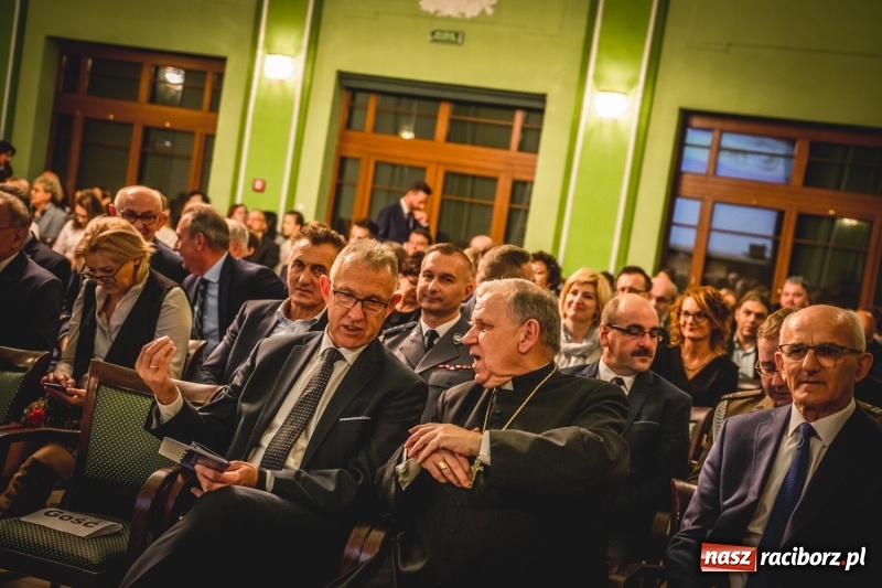 Zdjęcie w galerii na portalu naszraciborz.pl: Ozdobą Ojczyzny są ludzie wykształceni. Raciborska PWSZ uroczyście rozpoczęła rok akademicki  wiadomości z regionu