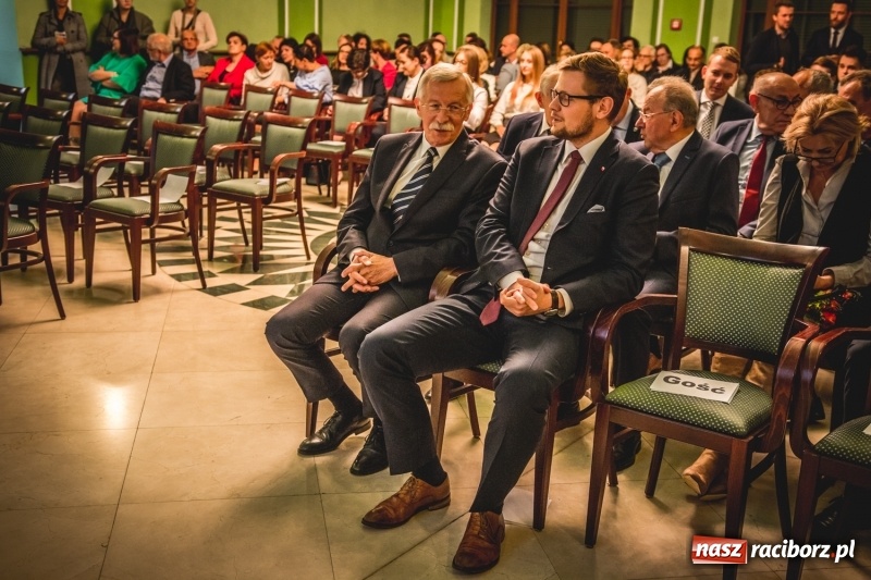 Zdjęcie w galerii na portalu naszraciborz.pl: Ozdobą Ojczyzny są ludzie wykształceni. Raciborska PWSZ uroczyście rozpoczęła rok akademicki  wiadomości z regionu