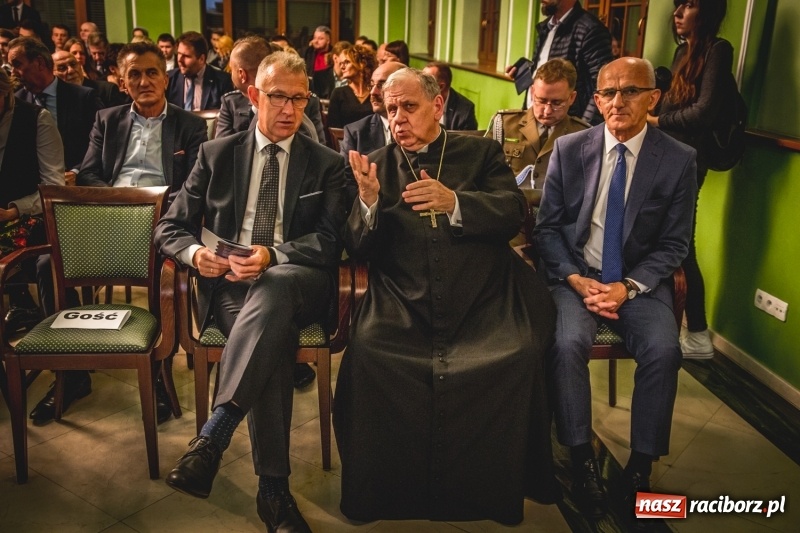 Zdjęcie w galerii na portalu naszraciborz.pl: Ozdobą Ojczyzny są ludzie wykształceni. Raciborska PWSZ uroczyście rozpoczęła rok akademicki  wiadomości z regionu