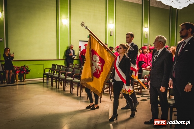 Zdjęcie w galerii na portalu naszraciborz.pl: Ozdobą Ojczyzny są ludzie wykształceni. Raciborska PWSZ uroczyście rozpoczęła rok akademicki  wiadomości z regionu