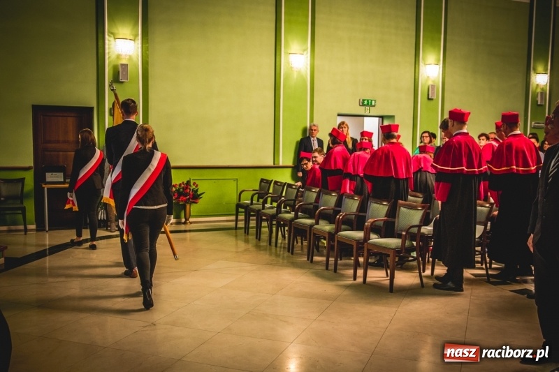 Zdjęcie w galerii na portalu naszraciborz.pl: Ozdobą Ojczyzny są ludzie wykształceni. Raciborska PWSZ uroczyście rozpoczęła rok akademicki  wiadomości z regionu