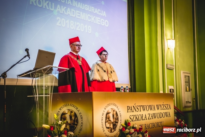 Zdjęcie w galerii na portalu naszraciborz.pl: Ozdobą Ojczyzny są ludzie wykształceni. Raciborska PWSZ uroczyście rozpoczęła rok akademicki  wiadomości z regionu