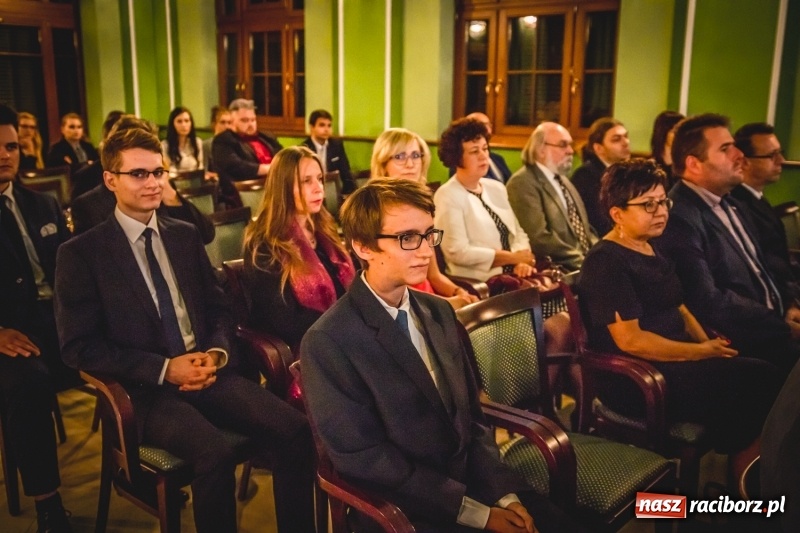 Zdjęcie w galerii na portalu naszraciborz.pl: Ozdobą Ojczyzny są ludzie wykształceni. Raciborska PWSZ uroczyście rozpoczęła rok akademicki  wiadomości z regionu