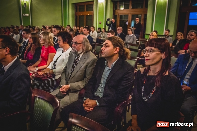 Zdjęcie w galerii na portalu naszraciborz.pl: Ozdobą Ojczyzny są ludzie wykształceni. Raciborska PWSZ uroczyście rozpoczęła rok akademicki  wiadomości z regionu