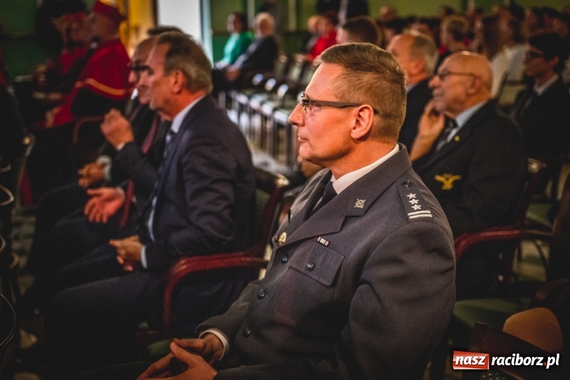 Zdjęcie w galerii na portalu naszraciborz.pl: Ozdobą Ojczyzny są ludzie wykształceni. Raciborska PWSZ uroczyście rozpoczęła rok akademicki  wiadomości z regionu