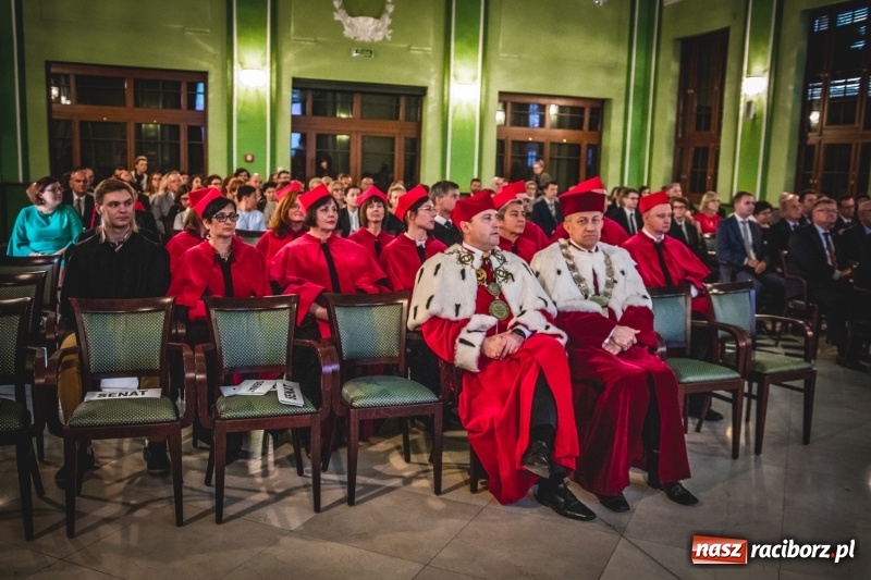 Zdjęcie w galerii na portalu naszraciborz.pl: Ozdobą Ojczyzny są ludzie wykształceni. Raciborska PWSZ uroczyście rozpoczęła rok akademicki  wiadomości z regionu