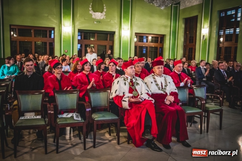 Zdjęcie w galerii na portalu naszraciborz.pl: Ozdobą Ojczyzny są ludzie wykształceni. Raciborska PWSZ uroczyście rozpoczęła rok akademicki  wiadomości z regionu