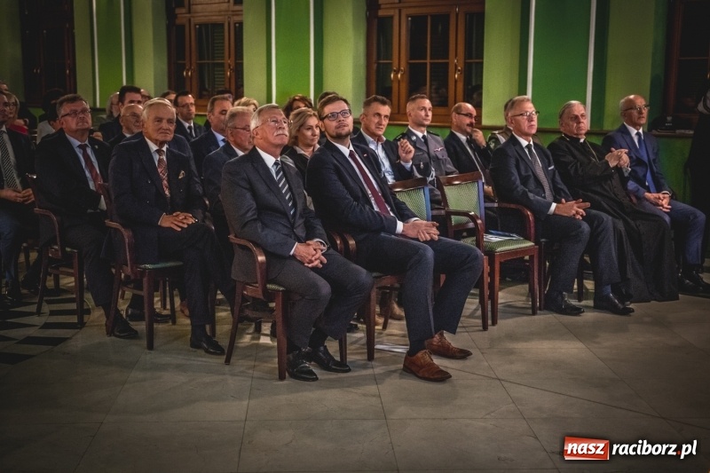 Zdjęcie w galerii na portalu naszraciborz.pl: Ozdobą Ojczyzny są ludzie wykształceni. Raciborska PWSZ uroczyście rozpoczęła rok akademicki  wiadomości z regionu