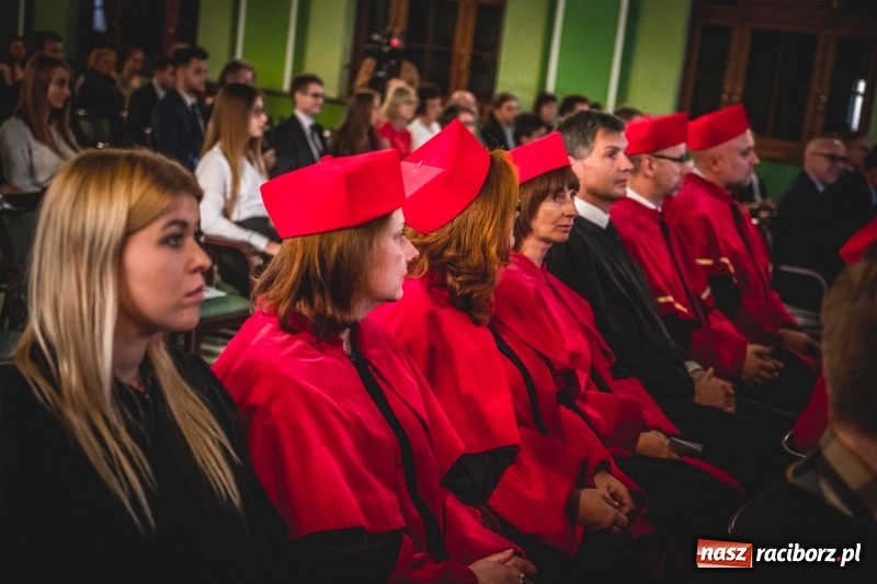 Zdjęcie w galerii na portalu naszraciborz.pl: Ozdobą Ojczyzny są ludzie wykształceni. Raciborska PWSZ uroczyście rozpoczęła rok akademicki  wiadomości z regionu