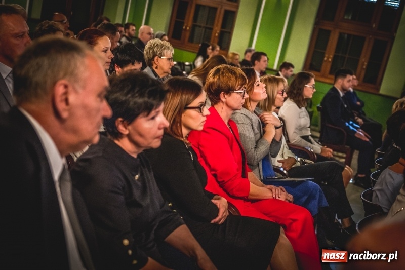 Zdjęcie w galerii na portalu naszraciborz.pl: Ozdobą Ojczyzny są ludzie wykształceni. Raciborska PWSZ uroczyście rozpoczęła rok akademicki  wiadomości z regionu