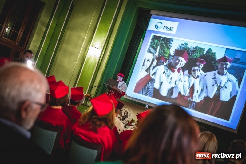 Zdjęcie w galerii na portalu naszraciborz.pl: Ozdobą Ojczyzny są ludzie wykształceni. Raciborska PWSZ uroczyście rozpoczęła rok akademicki  wiadomości z regionu