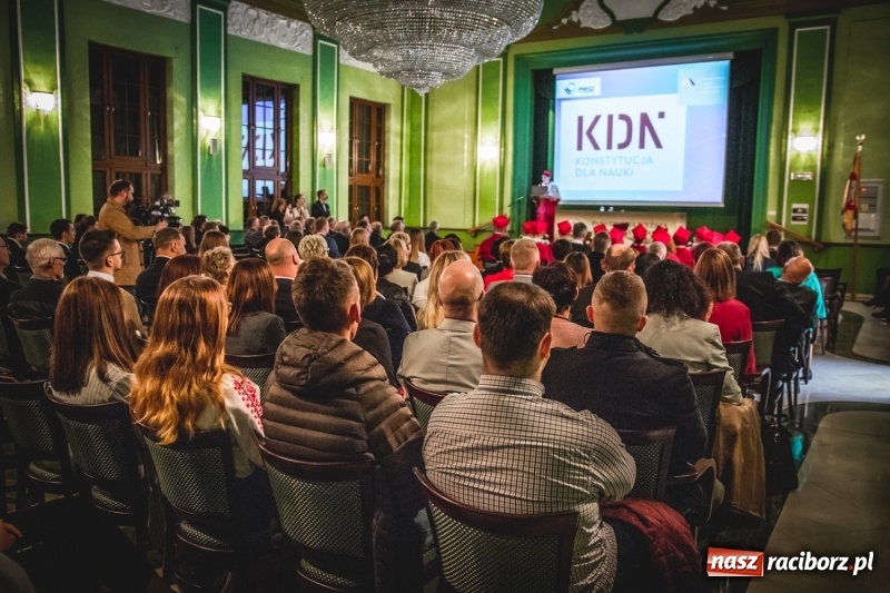 Zdjęcie w galerii na portalu naszraciborz.pl: Ozdobą Ojczyzny są ludzie wykształceni. Raciborska PWSZ uroczyście rozpoczęła rok akademicki  wiadomości z regionu