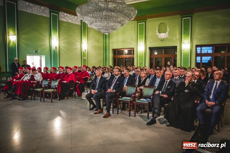 Zdjęcie w galerii na portalu naszraciborz.pl: Ozdobą Ojczyzny są ludzie wykształceni. Raciborska PWSZ uroczyście rozpoczęła rok akademicki  wiadomości z regionu