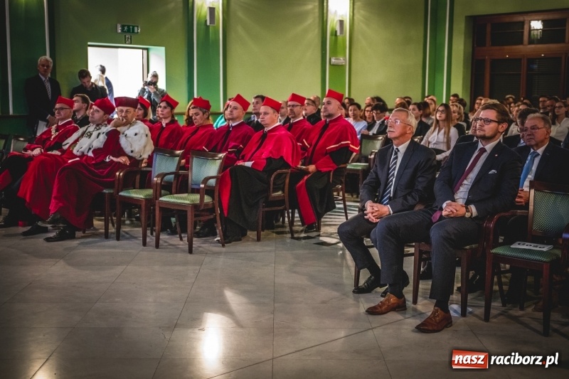 Zdjęcie w galerii na portalu naszraciborz.pl: Ozdobą Ojczyzny są ludzie wykształceni. Raciborska PWSZ uroczyście rozpoczęła rok akademicki  wiadomości z regionu