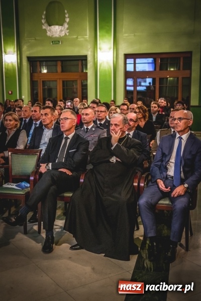 Zdjęcie w galerii na portalu naszraciborz.pl: Ozdobą Ojczyzny są ludzie wykształceni. Raciborska PWSZ uroczyście rozpoczęła rok akademicki  wiadomości z regionu