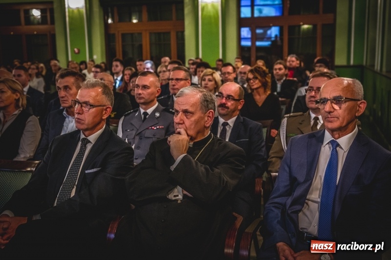 Zdjęcie w galerii na portalu naszraciborz.pl: Ozdobą Ojczyzny są ludzie wykształceni. Raciborska PWSZ uroczyście rozpoczęła rok akademicki  wiadomości z regionu