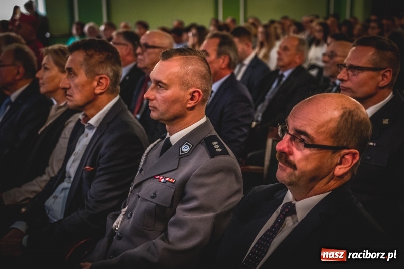 Zdjęcie w galerii na portalu naszraciborz.pl: Ozdobą Ojczyzny są ludzie wykształceni. Raciborska PWSZ uroczyście rozpoczęła rok akademicki  wiadomości z regionu