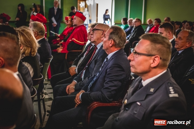 Zdjęcie w galerii na portalu naszraciborz.pl: Ozdobą Ojczyzny są ludzie wykształceni. Raciborska PWSZ uroczyście rozpoczęła rok akademicki  wiadomości z regionu