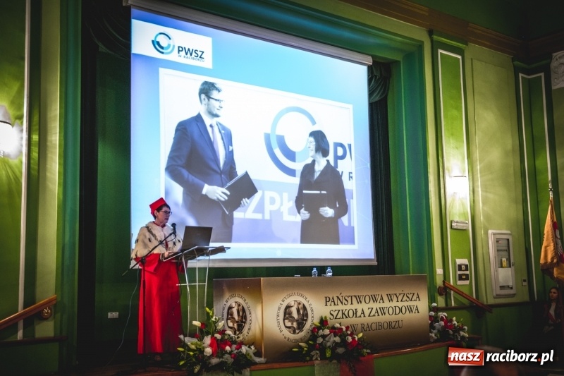 Zdjęcie w galerii na portalu naszraciborz.pl: Ozdobą Ojczyzny są ludzie wykształceni. Raciborska PWSZ uroczyście rozpoczęła rok akademicki  wiadomości z regionu