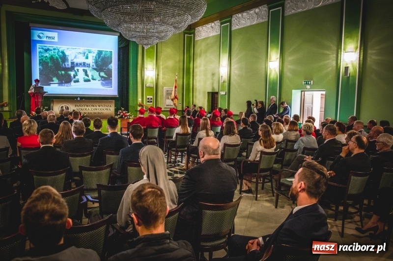 Zdjęcie w galerii na portalu naszraciborz.pl: Ozdobą Ojczyzny są ludzie wykształceni. Raciborska PWSZ uroczyście rozpoczęła rok akademicki  wiadomości z regionu