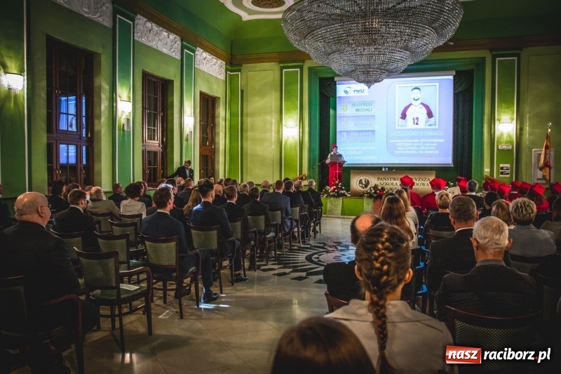 Zdjęcie w galerii na portalu naszraciborz.pl: Ozdobą Ojczyzny są ludzie wykształceni. Raciborska PWSZ uroczyście rozpoczęła rok akademicki  wiadomości z regionu