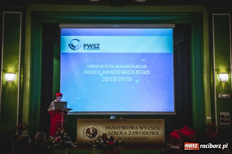 Zdjęcie w galerii na portalu naszraciborz.pl: Ozdobą Ojczyzny są ludzie wykształceni. Raciborska PWSZ uroczyście rozpoczęła rok akademicki  wiadomości z regionu