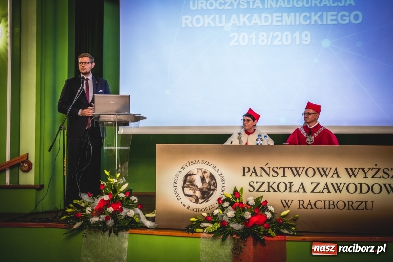 Zdjęcie w galerii na portalu naszraciborz.pl: Ozdobą Ojczyzny są ludzie wykształceni. Raciborska PWSZ uroczyście rozpoczęła rok akademicki  wiadomości z regionu