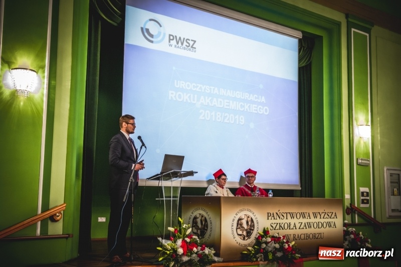 Zdjęcie w galerii na portalu naszraciborz.pl: Ozdobą Ojczyzny są ludzie wykształceni. Raciborska PWSZ uroczyście rozpoczęła rok akademicki  wiadomości z regionu