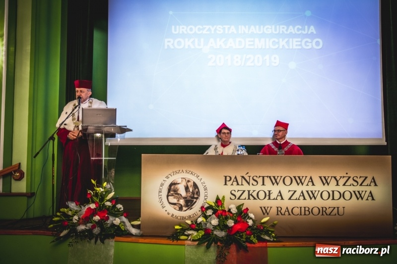 Zdjęcie w galerii na portalu naszraciborz.pl: Ozdobą Ojczyzny są ludzie wykształceni. Raciborska PWSZ uroczyście rozpoczęła rok akademicki  wiadomości z regionu