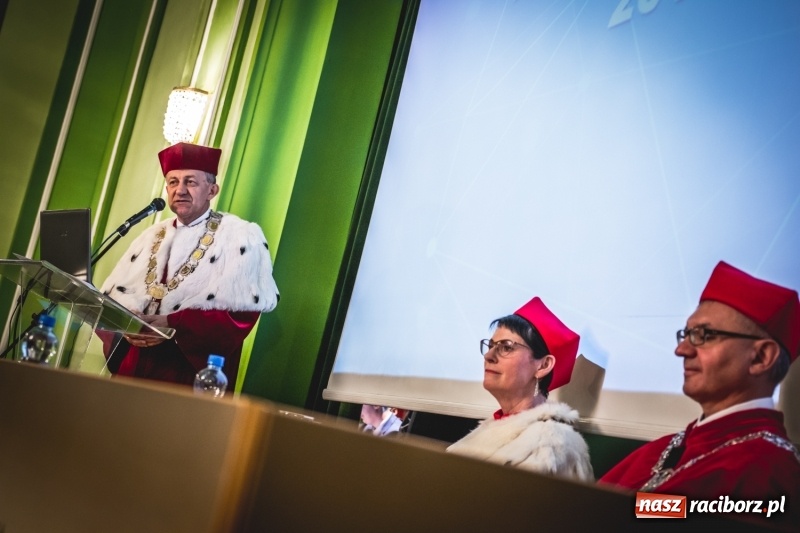 Zdjęcie w galerii na portalu naszraciborz.pl: Ozdobą Ojczyzny są ludzie wykształceni. Raciborska PWSZ uroczyście rozpoczęła rok akademicki  wiadomości z regionu