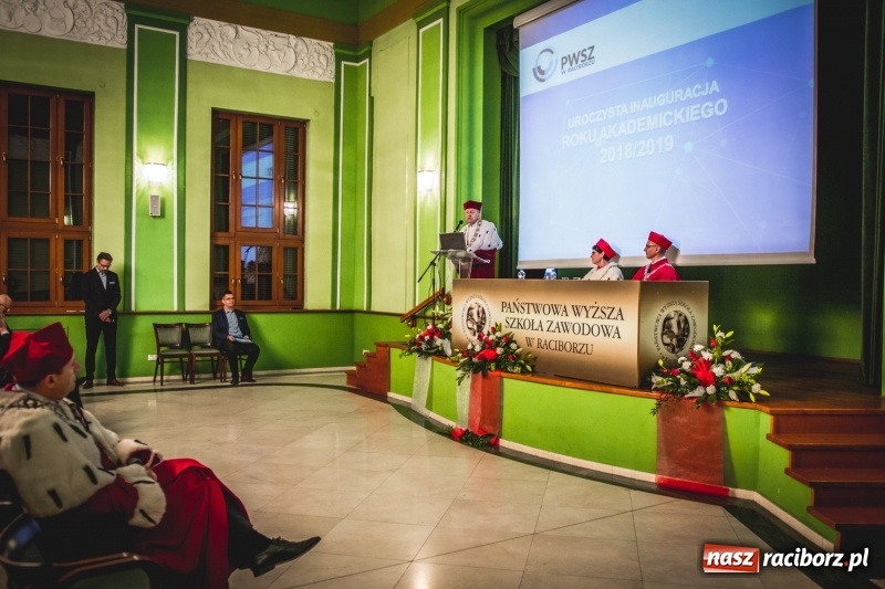 Zdjęcie w galerii na portalu naszraciborz.pl: Ozdobą Ojczyzny są ludzie wykształceni. Raciborska PWSZ uroczyście rozpoczęła rok akademicki  wiadomości z regionu