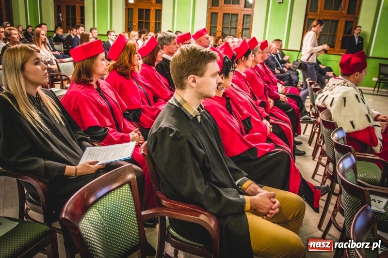 Zdjęcie w galerii na portalu naszraciborz.pl: Ozdobą Ojczyzny są ludzie wykształceni. Raciborska PWSZ uroczyście rozpoczęła rok akademicki  wiadomości z regionu