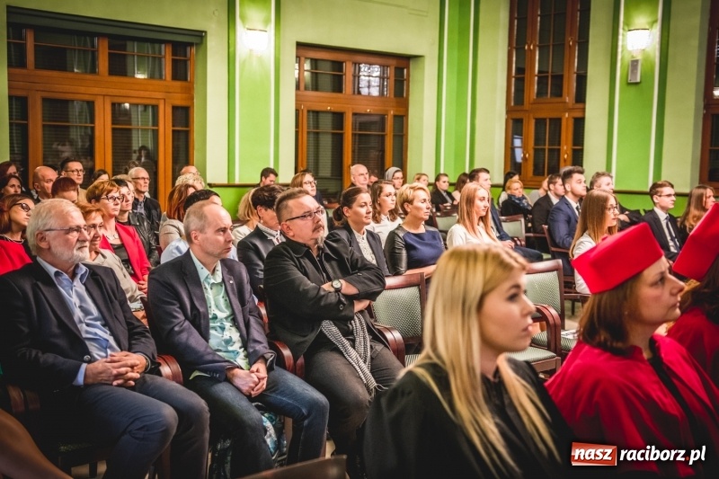 Zdjęcie w galerii na portalu naszraciborz.pl: Ozdobą Ojczyzny są ludzie wykształceni. Raciborska PWSZ uroczyście rozpoczęła rok akademicki  wiadomości z regionu