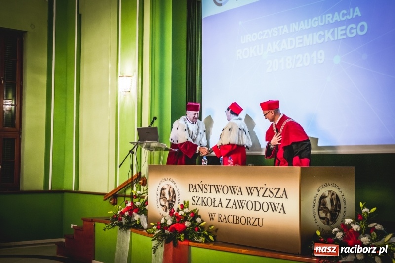Zdjęcie w galerii na portalu naszraciborz.pl: Ozdobą Ojczyzny są ludzie wykształceni. Raciborska PWSZ uroczyście rozpoczęła rok akademicki  wiadomości z regionu