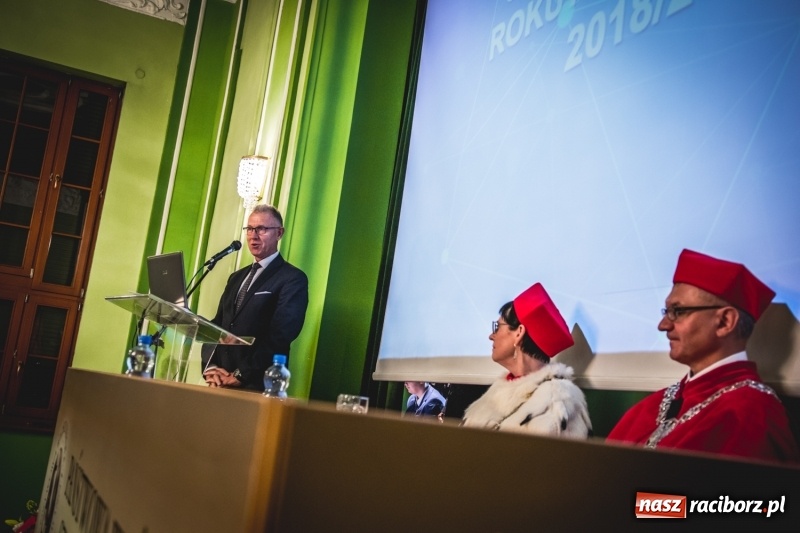 Zdjęcie w galerii na portalu naszraciborz.pl: Ozdobą Ojczyzny są ludzie wykształceni. Raciborska PWSZ uroczyście rozpoczęła rok akademicki  wiadomości z regionu