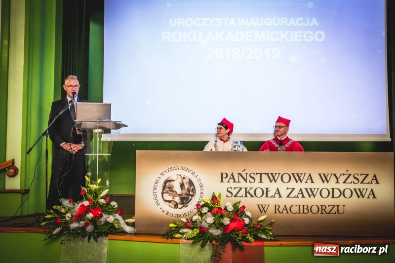 Zdjęcie w galerii na portalu naszraciborz.pl: Ozdobą Ojczyzny są ludzie wykształceni. Raciborska PWSZ uroczyście rozpoczęła rok akademicki  wiadomości z regionu