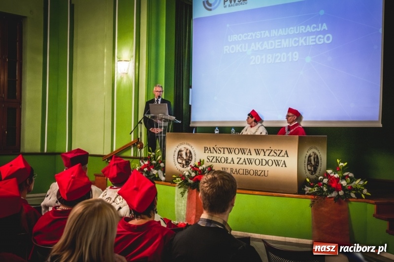 Zdjęcie w galerii na portalu naszraciborz.pl: Ozdobą Ojczyzny są ludzie wykształceni. Raciborska PWSZ uroczyście rozpoczęła rok akademicki  wiadomości z regionu