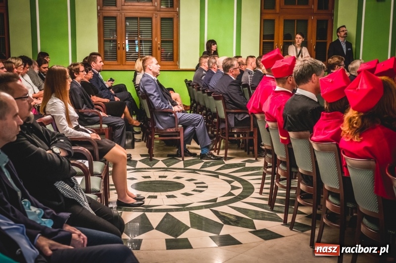 Zdjęcie w galerii na portalu naszraciborz.pl: Ozdobą Ojczyzny są ludzie wykształceni. Raciborska PWSZ uroczyście rozpoczęła rok akademicki  wiadomości z regionu