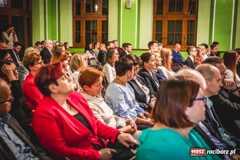 Zdjęcie w galerii na portalu naszraciborz.pl: Ozdobą Ojczyzny są ludzie wykształceni. Raciborska PWSZ uroczyście rozpoczęła rok akademicki  wiadomości z regionu