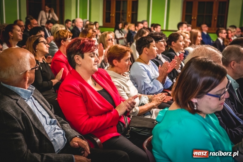 Zdjęcie w galerii na portalu naszraciborz.pl: Ozdobą Ojczyzny są ludzie wykształceni. Raciborska PWSZ uroczyście rozpoczęła rok akademicki  wiadomości z regionu