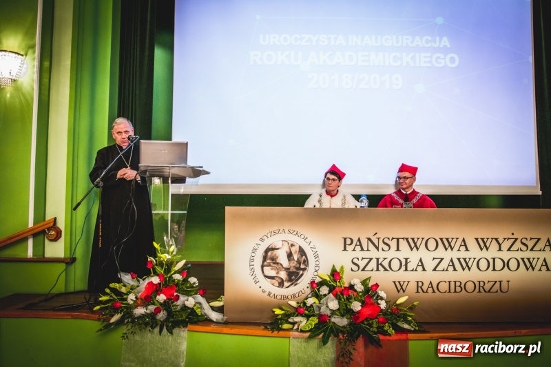 Zdjęcie w galerii na portalu naszraciborz.pl: Ozdobą Ojczyzny są ludzie wykształceni. Raciborska PWSZ uroczyście rozpoczęła rok akademicki  wiadomości z regionu