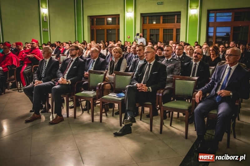 Zdjęcie w galerii na portalu naszraciborz.pl: Ozdobą Ojczyzny są ludzie wykształceni. Raciborska PWSZ uroczyście rozpoczęła rok akademicki  wiadomości z regionu