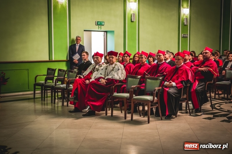 Zdjęcie w galerii na portalu naszraciborz.pl: Ozdobą Ojczyzny są ludzie wykształceni. Raciborska PWSZ uroczyście rozpoczęła rok akademicki  wiadomości z regionu