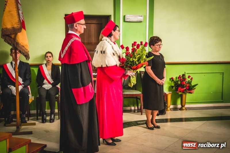 Zdjęcie w galerii na portalu naszraciborz.pl: Ozdobą Ojczyzny są ludzie wykształceni. Raciborska PWSZ uroczyście rozpoczęła rok akademicki  wiadomości z regionu