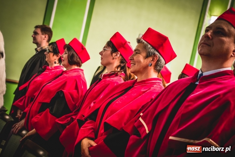 Zdjęcie w galerii na portalu naszraciborz.pl: Ozdobą Ojczyzny są ludzie wykształceni. Raciborska PWSZ uroczyście rozpoczęła rok akademicki  wiadomości z regionu